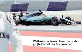 ??  ?? Weltmeiste­r Lewis Hamilton ist der große Favorit der Buchmacher.