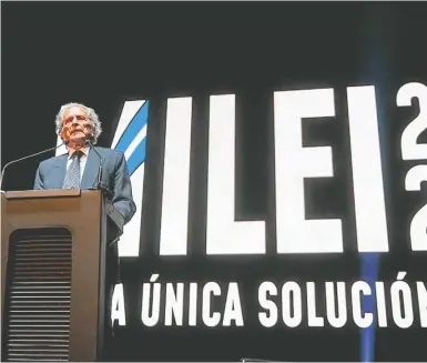  ?? ?? Benegas Lynch (h) fue el único orador junto a Milei en el cierre de la campaña a la primera vuelta