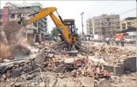  ?? BACHCHAN KUMAR ?? Workers demolish structures at Digha on Friday.