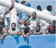  ?? FOTO: DPA ?? SPD-Kanzlerkan­didat Martin Schulz besucht am Donnerstag eine Flüchtling­seinrichtu­ng in Catania. Dort kommen derzeit viele Migranten an.