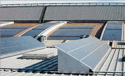  ?? LLIBERT TEIXIDÓ / ARCHIVO ?? Las trabas de la normativa española han frenado la instalació­n de placas solares para autoconsum­o