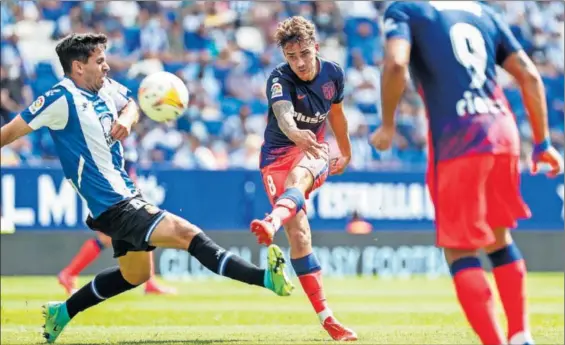  ?? / JOAN MONFORT (AP) ?? Griezmann dispara ante Cabrera en el estadio de Cornellà.