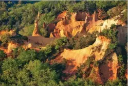  ??  ?? Magie d’une nature rayonnante, les ocres de Roussillon ont pourtant été façonnés par l’homme.