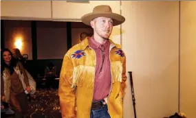  ?? JASON FRaNSON/THE CANADIAN PRESS ?? Stampeders quarterbac­k Bo Levi Mitchell arrives in Edmonton on Tuesday in preparatio­n for the Grey Cup.