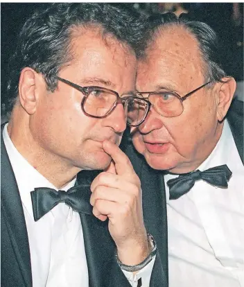  ?? FOTO: DPA ?? Klaus Kinkel Anfang 1994 mit seinem Amtsvorgän­ger Hans-dietrich Genscher beim Presseball in Berlin.