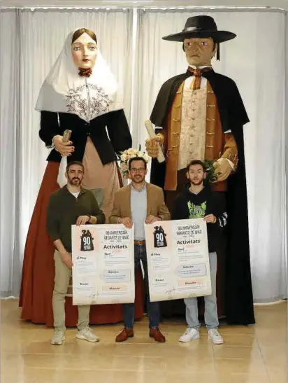  ?? Foto: GEMMA ANDREU ?? José Manuel García, Héctor Pons i Oriol Camps amb els gegants na Guida i en Tomeu.