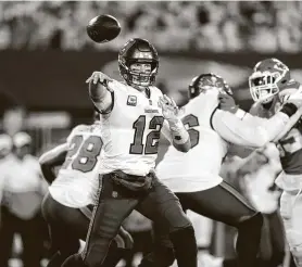  ?? Ben Liebenberg vía AP ?? El quarterbac­k Tom Brady, de los Buccaneers de Tampa Bay, lanza un pase en el Super Bowl ante los Chiefs de Kansas City, el domingo 7 de febrero de 2021, en Tampa, Florida.