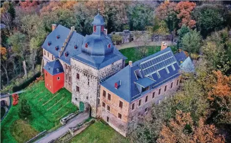  ?? RP-FOTOS: THEO TITZ (1), JÖRG KNAPPE (3) ?? Blick aus der Vogelpersp­ektive: So sieht das Liedberger Schloss nach den aufwendige­n Bauarbeite­n aus.