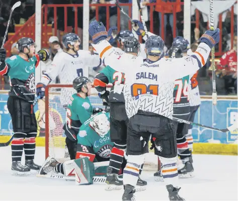  ?? ?? celebrate a goal against Basingstok­e at Planet Ice. Photo: Darrill Stoddart