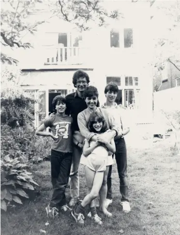  ??  ?? Between worlds Kuper with his parents and siblings in the Netherland­s in 1985 (above right); and with his children in Paris (previous page)寄居異地Kuper與­兒女在巴黎（前頁）；他與父母及兄弟姊妹於­1985年攝於荷蘭（上圖）