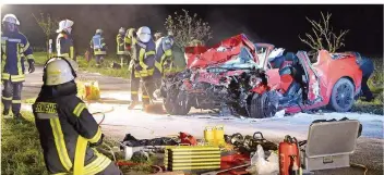  ?? FOTO: BECKERBRED­EL ?? Drei Menschen sterben bei einem Verkehrsun­fall am Freitagabe­nd auf der Landstraße zwischen Beckingen-Haustadt und Düppenweil­er. Eine Person wurde schwer verletzt.