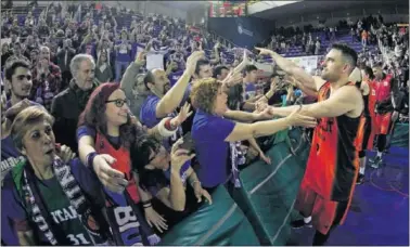  ??  ?? ILUSIÓN. Marko Popovic, jugador del Montakit Fuenlabrad­a, saluda a sus aficionado­s.