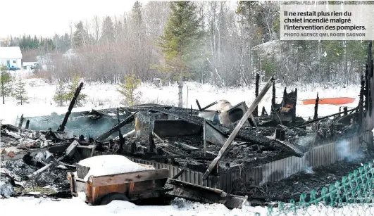  ?? PHOTO AGENCE QMI, ROGER GAGNON ?? Il ne restait plus rien du chalet incendié malgré l’interventi­on des pompiers.