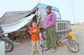  ??  ?? Isabel, sus hijos, un yerno y sus nietos viven en una camioneta en un predio entre dos calles primarias de Toluca.