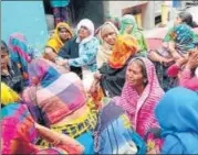  ?? SOURCED ?? Relatives and neighbours mourn the death of the young couple in Sangam Vihar on Thursday.