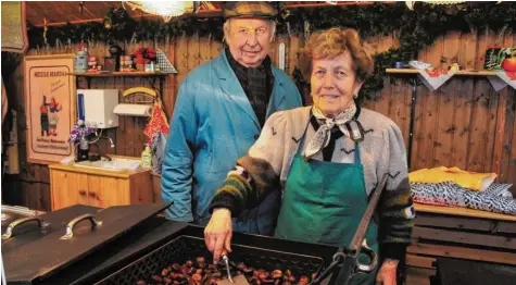  ?? Foto: Bernd Hohlen ?? Ihr Angebot hat sich über Jahrzehnte nicht verändert: Franz und Zenta Rodemeier in ihrem Stand.