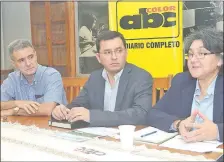  ??  ?? Yan Speranza, de la Fundación Moisés Bertoni; Alejandrin­o Díaz, de Itaipú, y Ruth Tiffer, del BM, en redacción de ABC.