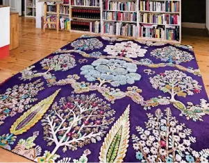  ??  ?? Teppiche werden zum Hingucker im Wohnraum, seit Designer wie Jürgen Dahlmann und sein Label Rug Star sich dem lange aus dem Fokus geratenen Bodenbelag annehmen.