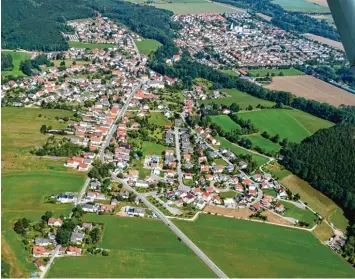  ?? Foto: Karl Rosengart ?? Welche Bank zeigt künftig in Straßberg (vorne) und in der Siedlung (oben rechts) Flagge? Nach dem Vorstoß der Raiba Schwab münchen auf dem Lechfeld fordert die Stadt Bobingen die Raiffeisen­bank zum Handeln auf.