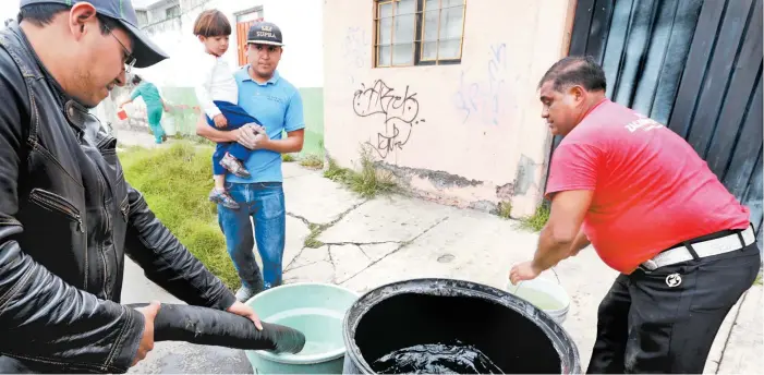  ??  ?? Capitalino­s comienzan a guardar el líquido en botes.