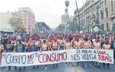  ??  ?? Manifestan­tes salieron ayer a las calles de la capital a reclamar el fin de los femicidios y la violencia sexual y de género.