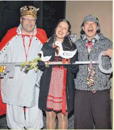  ?? FOTOS (2): SIMON SCHNEIDER ?? Bei der Schlüsselü­bergabe (von links): Achim Grüner, Theresa Kupferschm­id und Bürgermeis­ter Jochen Arno.