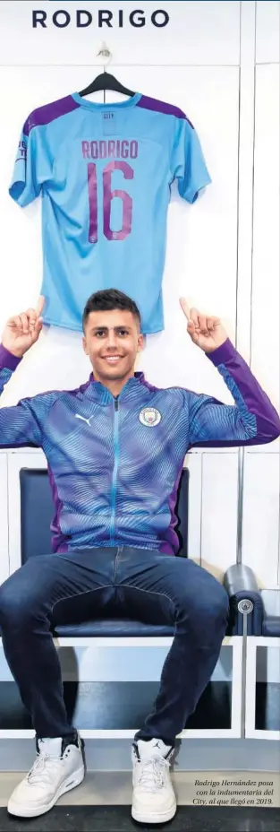  ??  ?? Rodrigo Hernández posa con la indumentar­ia del City, al que llegó en 2019.