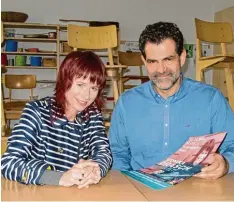  ?? Foto: Thomas Wunder ?? Musikerin Monika Drasch und Schulleite­r Martin Lederle freuen sich auf das Pro gramm der Kunstbühne in den Regens Wagner Schulen.