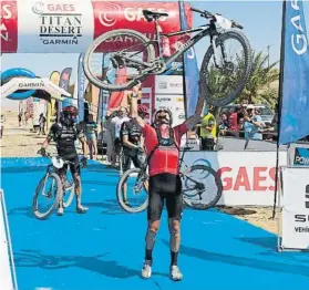  ?? FOTO: C.CASAL ?? Josep Betalú, levantando su bici tras ganar la edición 2017 de la Titan Desert