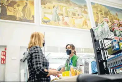  ?? M. G. ?? Una empleada de Mercadona atiende a una clienta en la tienda de la estación de autobuses de Almería.