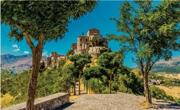  ??  ?? Verde che avanza. Dal 2015 al 2020 la superficie boschiva in Italia è cresciuta del 2,9%. Nella foto il borgo di Petralia Sottana, nelle Madonie in Sicilia