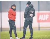  ?? FOTO: FS ?? Uwe Rösler im Gespräch mit Flügelspie­ler Brandon Borrello .