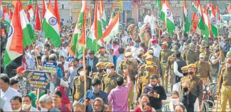  ?? HIMANSHU VYAS/HT PHOTO ?? Congress leaders and workers, holding national flags and placards, take out a ‘padyatra’ against the new farm laws in Jaipur on Saturday.