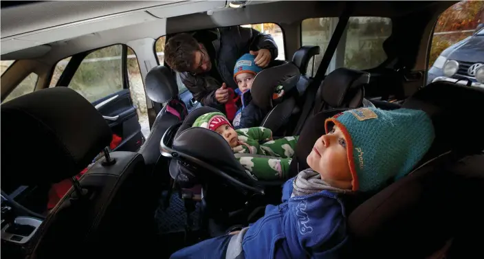  ?? Bild: HEIKO JUNGE/NTB ?? REDO FÖR BILFÄRD. En bilbarnsto­l är viktig för barnets säkerhet i bilen, men kom ihåg att bilbarnsto­len inte kan ärvas hur som helst. Den har en begränsad livslängd