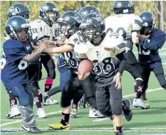  ?? BRANDY IRELAND-KEUS/SPECIAL TO POSTMEDIA NEWS ?? Niagara's Hunter Gray, with the ball, on his way to scoring the game-winning touchdown against Vaughan in Ontario Football League tyke playoff action Saturday at Kiwwanis Field in St. Catharines.