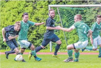  ?? FOTO: PETER SCHLIPF ?? Nach der Niederlage im Derby muss Waldhausen (schwarzes Trikot) unbedingt gewinnen, um noch eine Chance auf die Relegation zu haben.