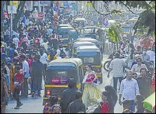  ?? PRAFUL GANGURDE/HT PHOTO ?? Illegal encroachme­nts and public transport operators create congestion outside Thane railway station.