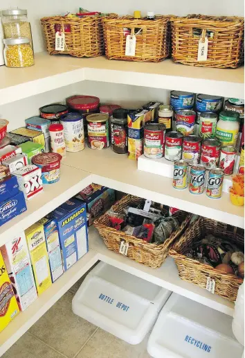  ?? JASON SCOTT ?? Nicole Anzia suggests grouping like things together in the kitchen pantry and other cupboards.