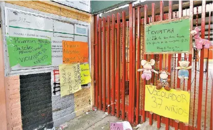  ?? JUAN CARLOS BAUTISTA ?? Familiares colocaron muñecos de peluche en la entrada del kínder de la colonia San Juan de Aragón Sexta Sección.