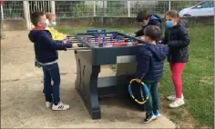  ??  ?? Les enfants peuvent jouer au baby-foot pendant la récréation