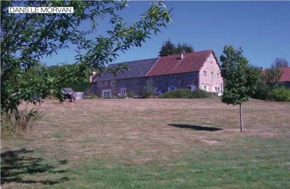  ??  ?? Durant les beaux jours, la maison d’hôtes de Martine et Marc révèle la beauté de sa constructi­on et de son jardin.