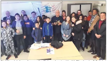  ?? (Photos F. D.) ?? Répétition générale pour le groupe de collégiens qui montera à bord de l’Hermione. Lundi, ils étaient entourés des passionnés de l’Institut français de la mer qui préparent l’arrivée du bâtiment.