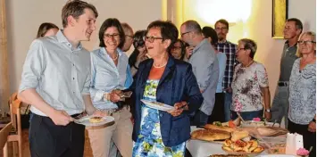  ?? Foto: Silke Federsel ?? Diskutiere­n und plaudern am Buffet konnten die Teilnehmer wie hier Maximilian Götz (JU) und Stadträtin Elfriede Müller.