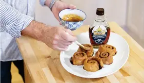  ??  ?? ■ Hälsningar från Kanada. Finlandssv­enska ”Cinnamon rolls” penslas med lönnsirap.