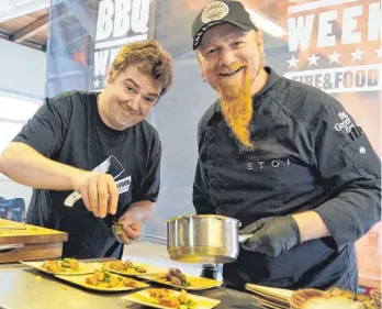  ?? FOTO: JOACHIM LENK ?? Starkoch Ludwig „Lucki“Maurer (r.) veranstalt­ete an jedem der drei Tage der Münsinger „BBQ Week“ein exklusives Grillen mit Fans.