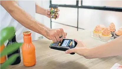  ?? (BANKINGTEC­H) ?? Portable. La tecnología NFC que usa el sin contacto permite “mudar” la tarjeta a cualquier dispositiv­o.