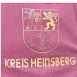  ??  ?? Zum 50. Kreisschul­sportfest gibt es für die Siegerteam­s edle neue Shirts mit goldenem Aufdruck.