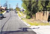  ?? NELVIN C. CEPEDA U-T ?? A section of Sea Breeze Drive in Paradise Hills has no sidewalk, making it dangerous for pedestrian­s.