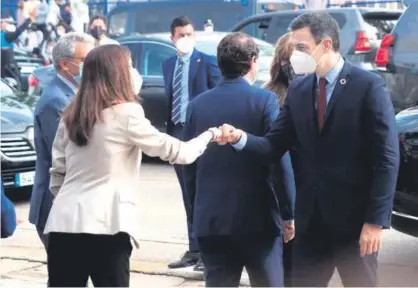  ?? Foto: Efe ?? La ministra de Derechos Sociales, la navarra Ione Belarra, choca los puños con el presidente Sánchez.