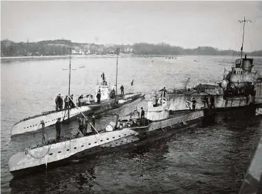  ??  ?? Das historisch­e Foto zeigt deutsche U-Boote vom Typ UB II aus dem Ersten Weltkrieg. Das auf dem Grund der Nordsee vor Ostende in Belgien gefundene U-Boot ist vermutlich vom selben Typ.